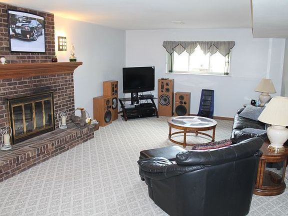 2nd image of 43278 Hillcrest Dr