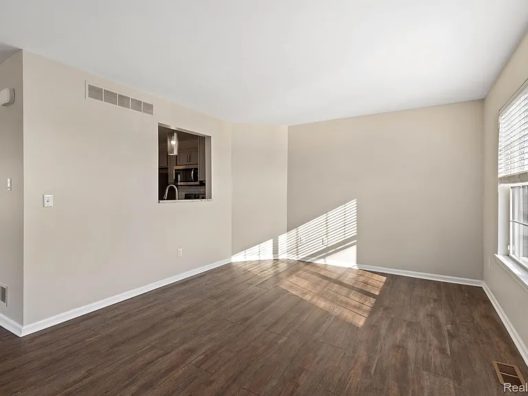 890 Lothrop Rd — Photo 13