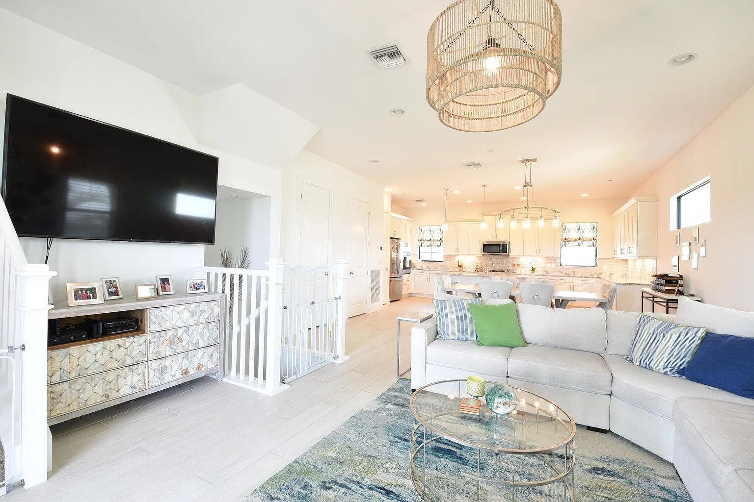 3 bed, 3.5 bath, 2252 sqft, $5,500 — Photo 2