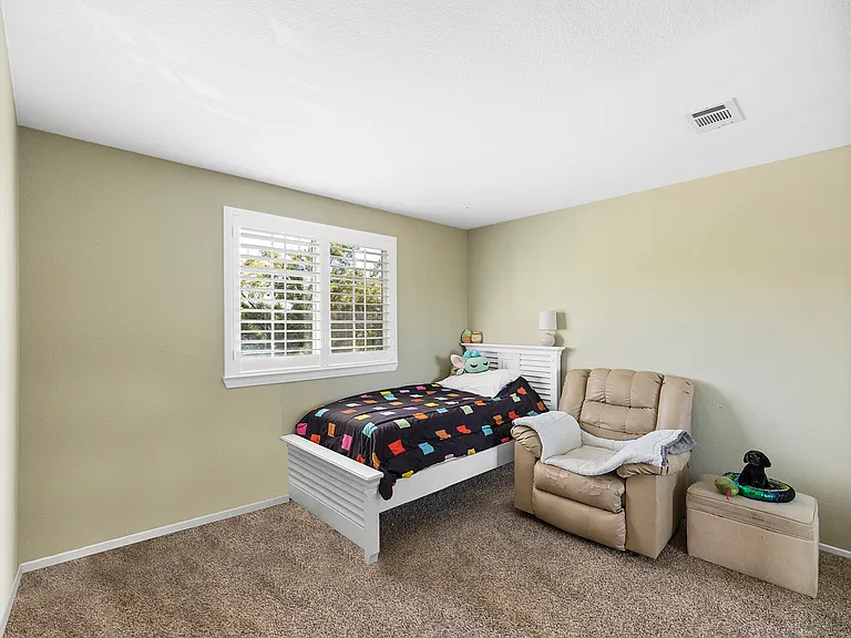 Guest Bedroom 3 ( upstairs)