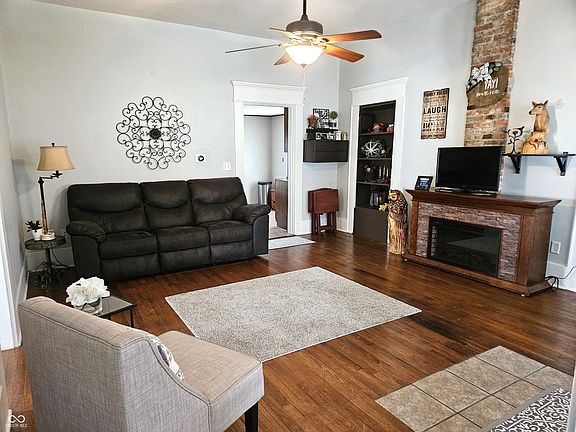 5th image of 226 E 1st St