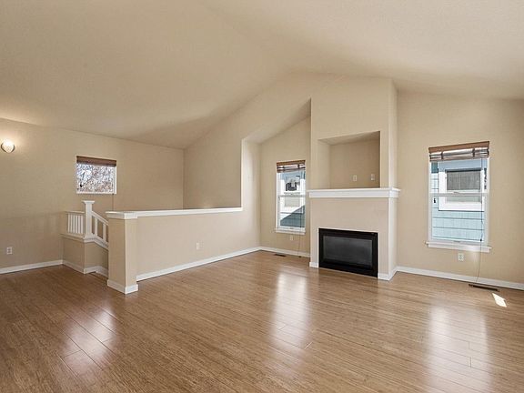 3rd image of 819 Thornwood Cir