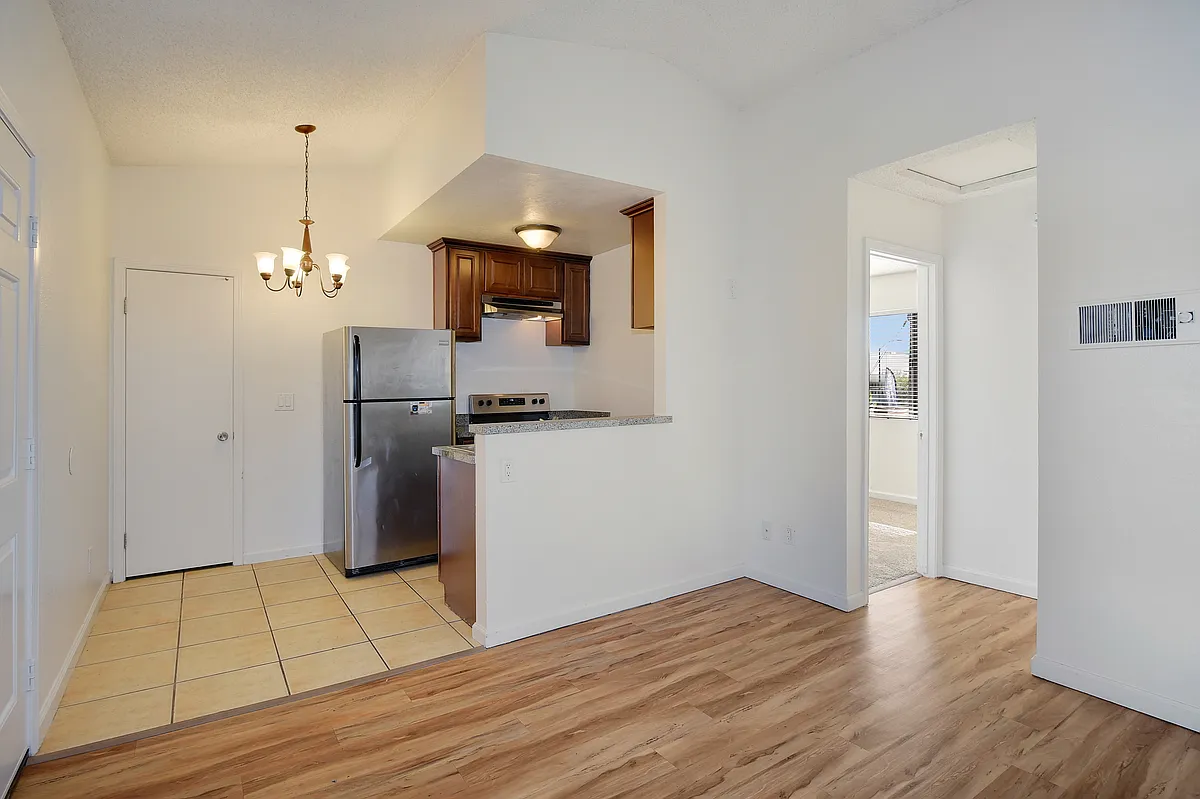 Building Photo - 4328-4332 McClintock St #5