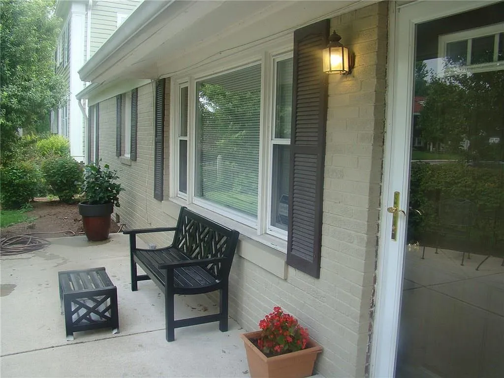 3 bed, 1.0 bath, 1215 sqft, $2,100 — Photo 2