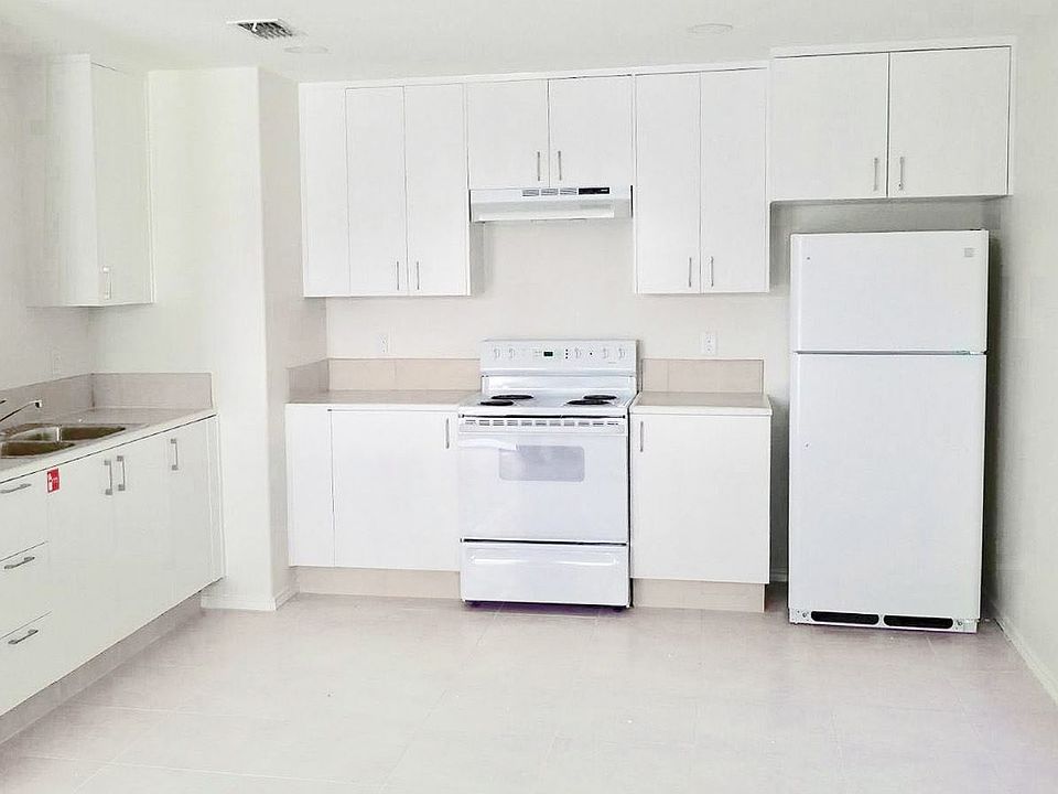 KITCHEN WITH APPLIANCES2