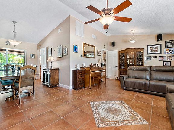4th image of 109 Santiago St