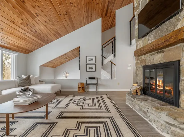 19 Maple Hill Road, Winhall, VT 05340