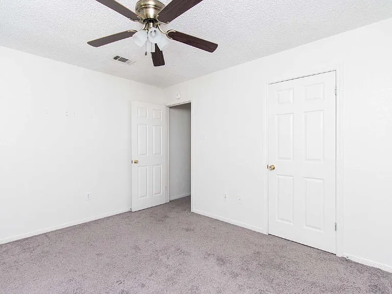 142 Wolf Rd #D — Photo 7
