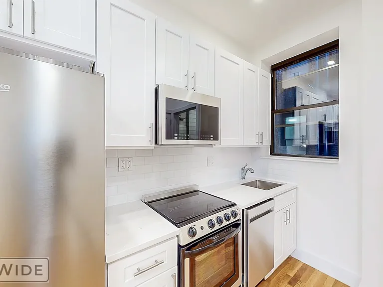 443 W 51st St #1R — Photo 6