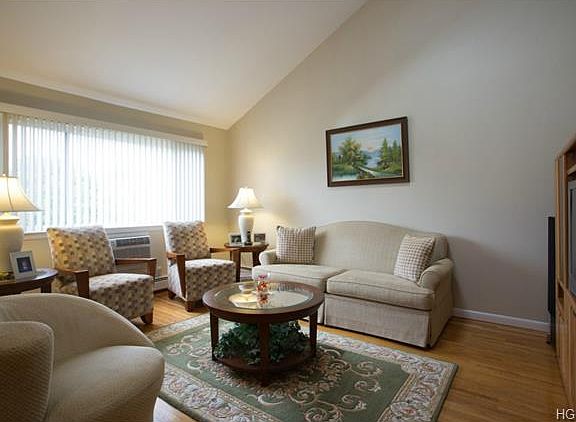 4th image of 90 Amber Dr