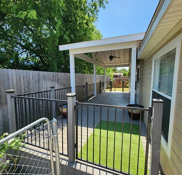 922 Ashwood St — Photo 3