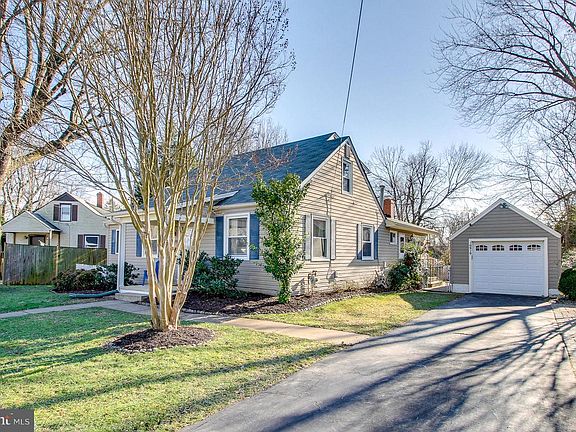 2nd image of 10919 Oakwood Dr