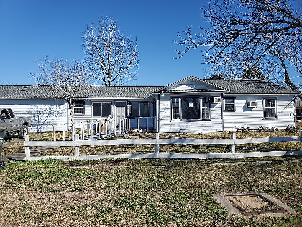 503 E Main St, Weimar, TX 78962 Zillow