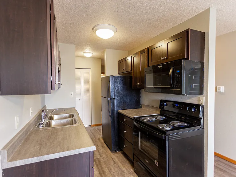 Kings Kourt Apartments — Photo 14