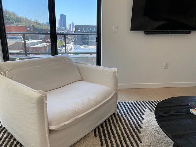 2 bed, 1647 sqft, $4,950 — Photo 3