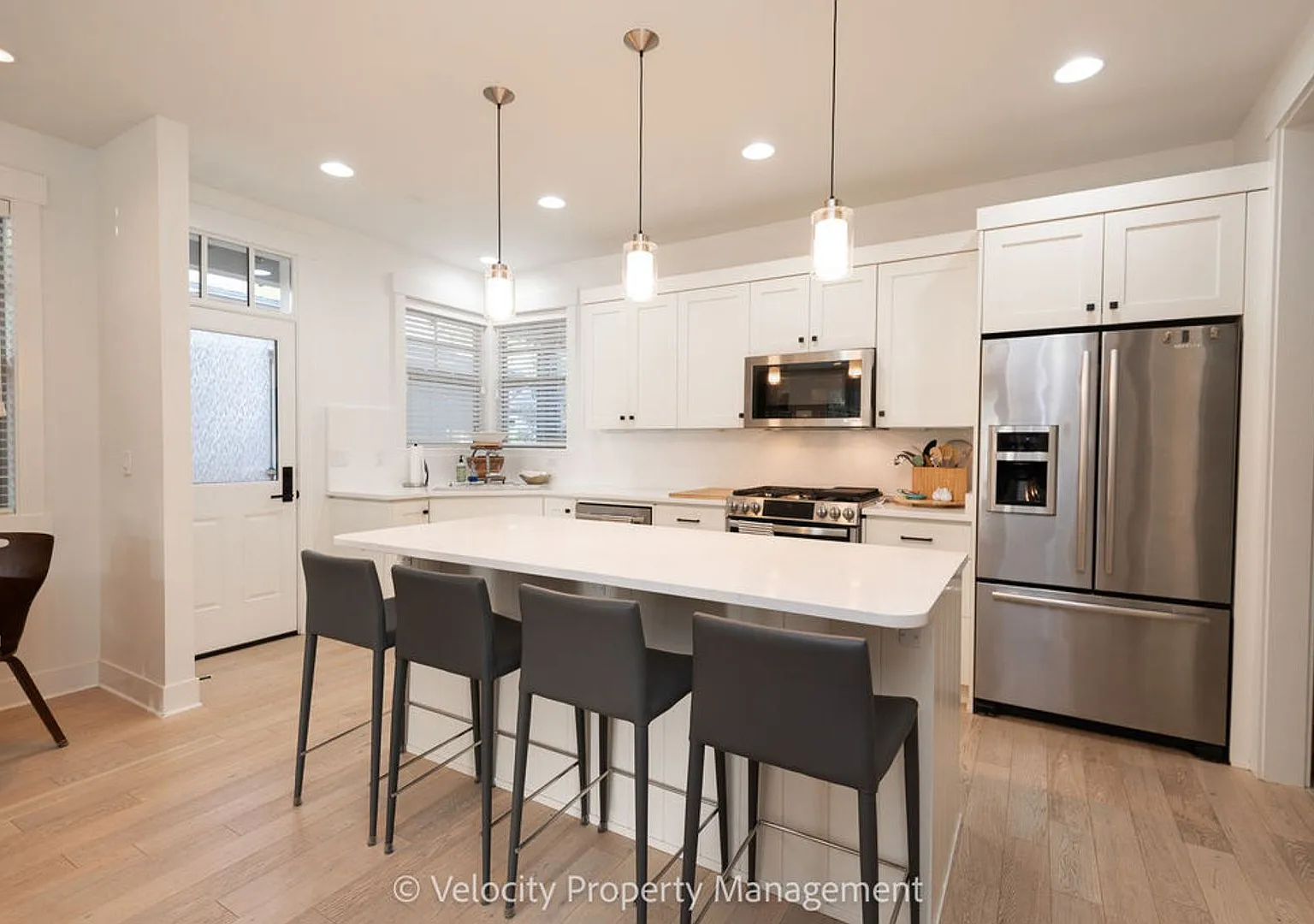 Beautiful NW Crossing Townhome with Main-Level Primary Suite! — Photo 2