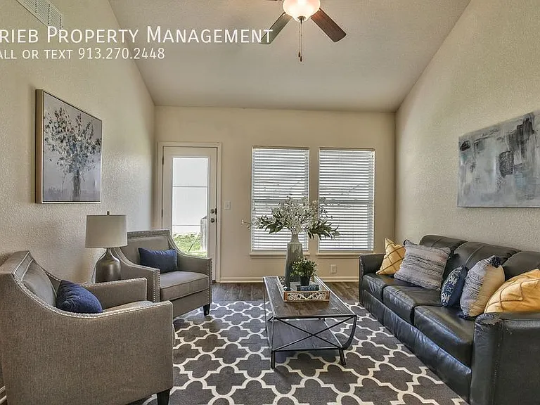 584 S Poplar St — Photo 2
