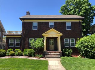 1086 Erie Cliff Dr, Lakewood, OH 44107