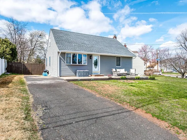 2 Country Club Dr, Colonia, NJ 07067