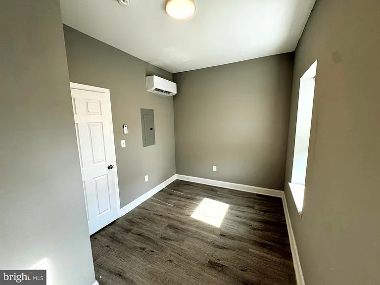 2417 W Jefferson St #2 — Photo 6
