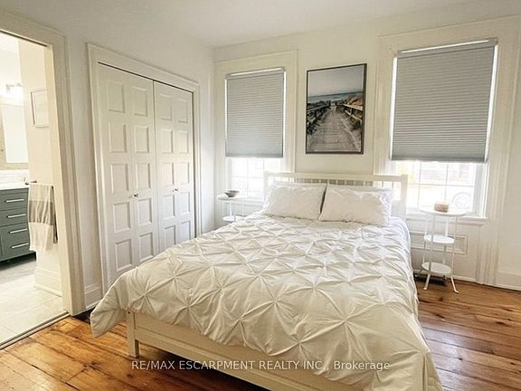 5th image of 32 Rodman St