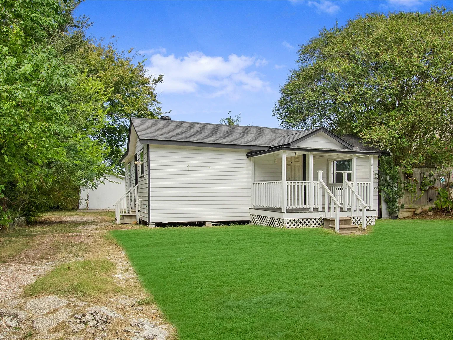 3 bed, 1.0 bath, 858 sqft, $1,500 — Photo 2