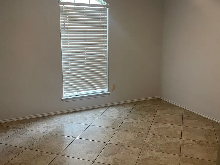 628 S Waxahachie St — Photo 9