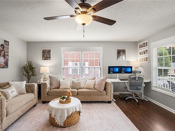 4th image of 110 Larkspur Ln