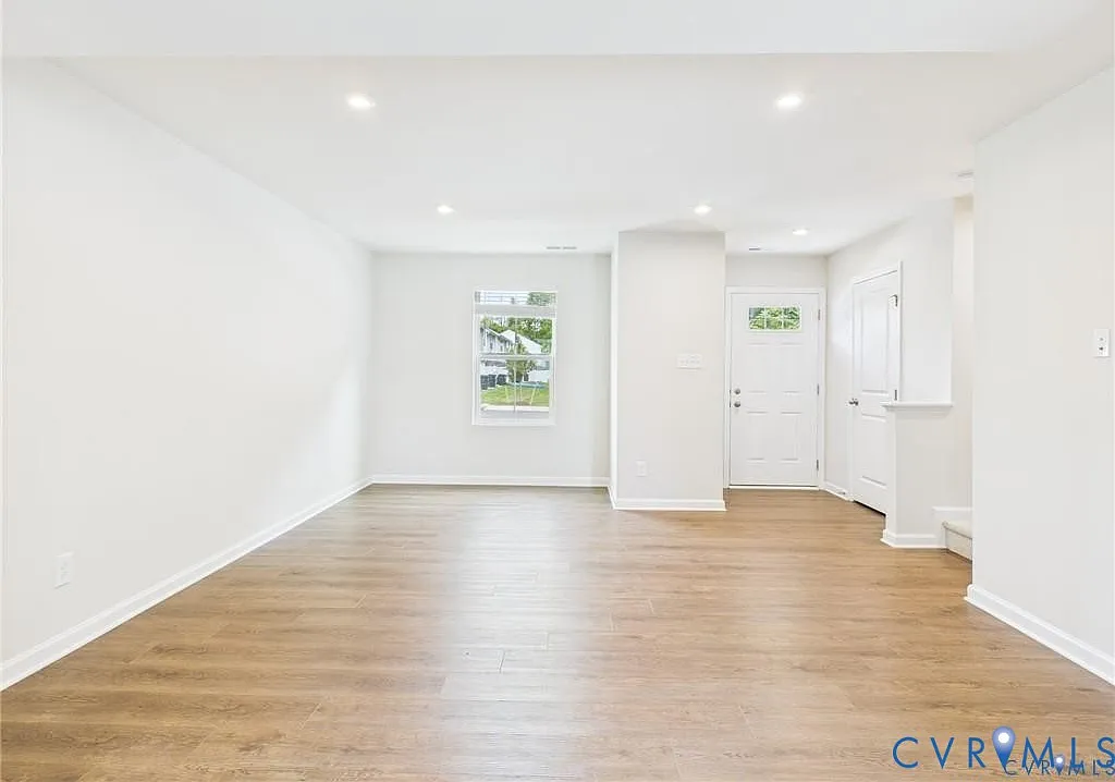 3 bed, 2.5 bath, 1220 sqft, $2,000 — Photo 4