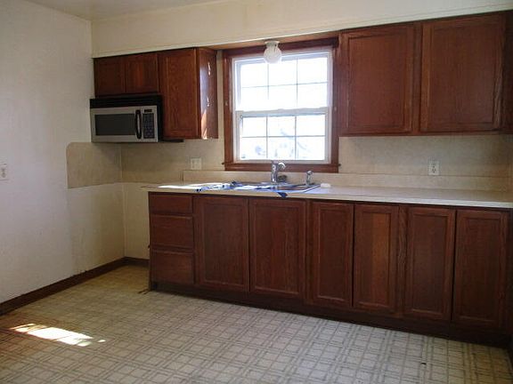 3rd image of 3020 Leahy St