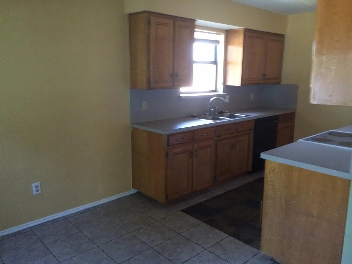3 bed, 1388 sqft, $1,920 — Photo 2