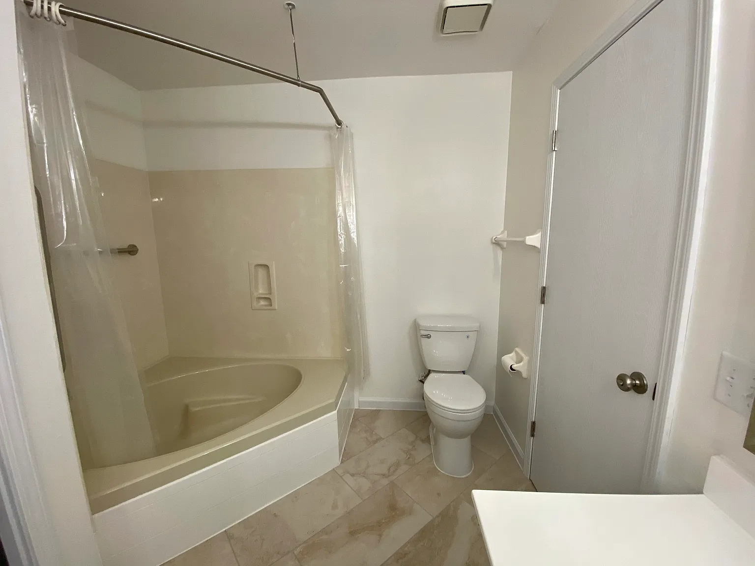 2 bed, 1010 sqft, $1,700 — Photo 4