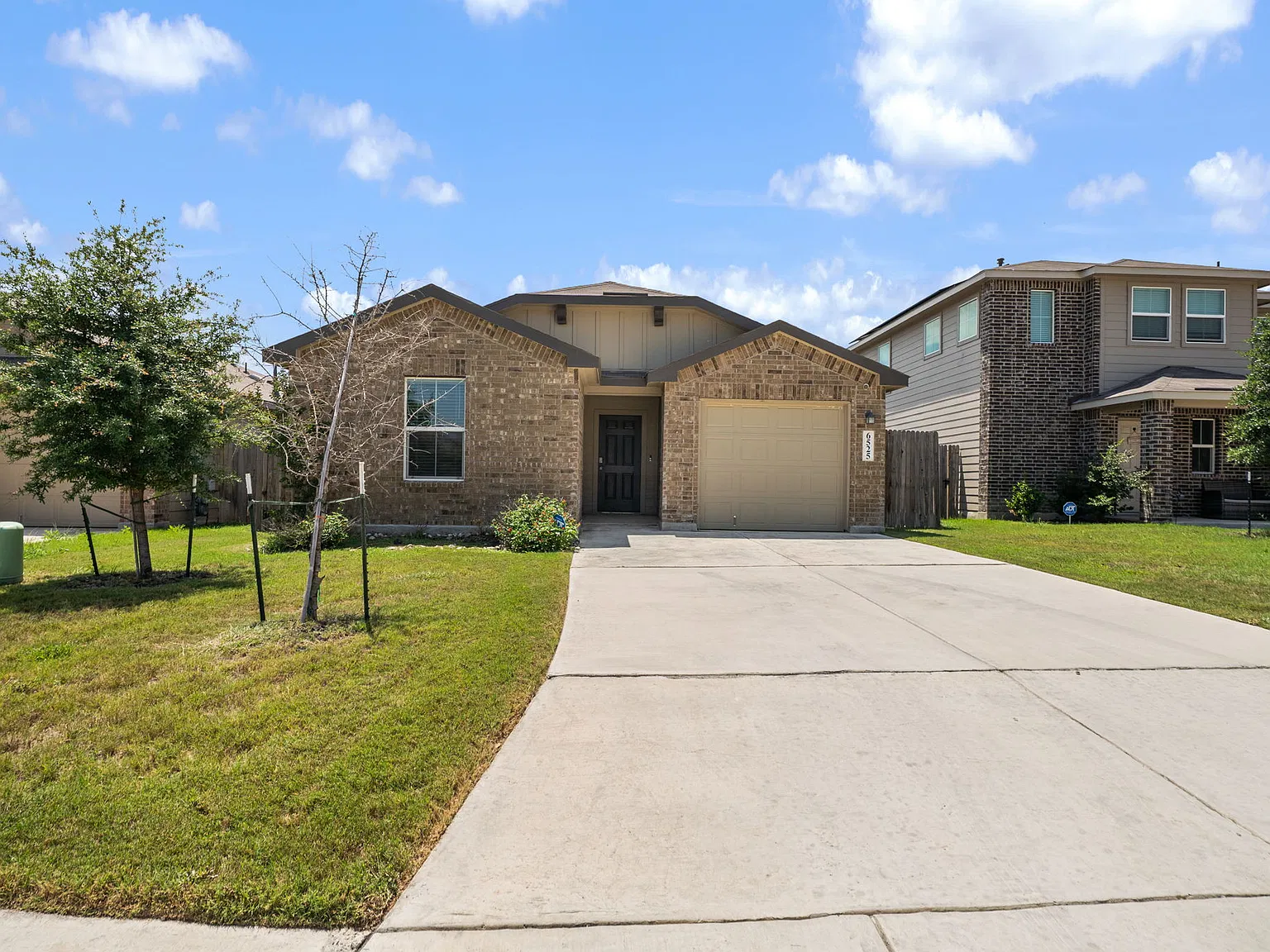Bright 3-Bed Home with Community Pool & Trails Garage, Fenced Yard, Island Kitchen — Photo 2