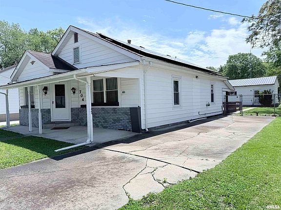 3rd image of 704 E Elm St