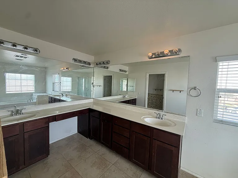 4957 Harold St — Photo 15