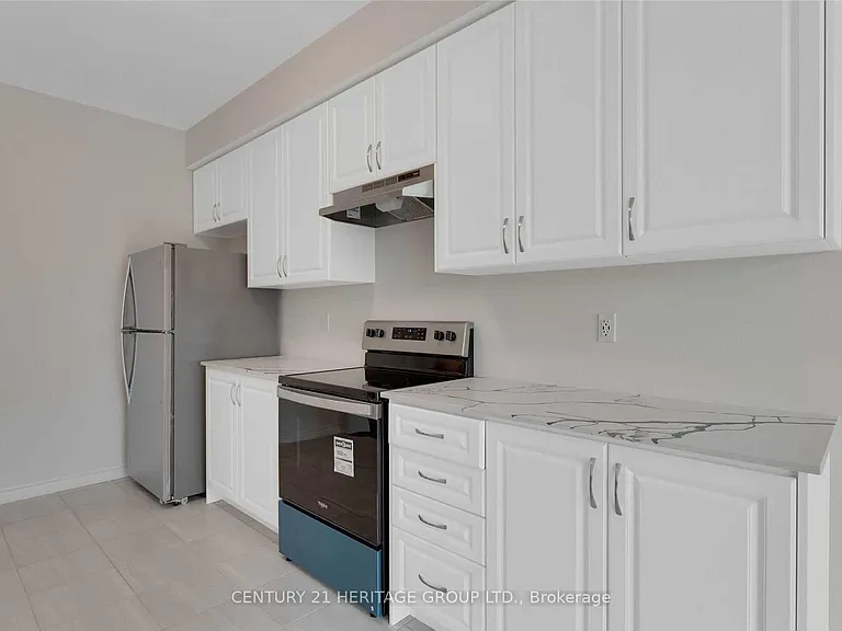 82 Ferragine Cres — Photo 8