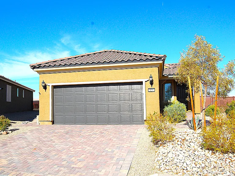 929 Flagstone Blf — Photo 2
