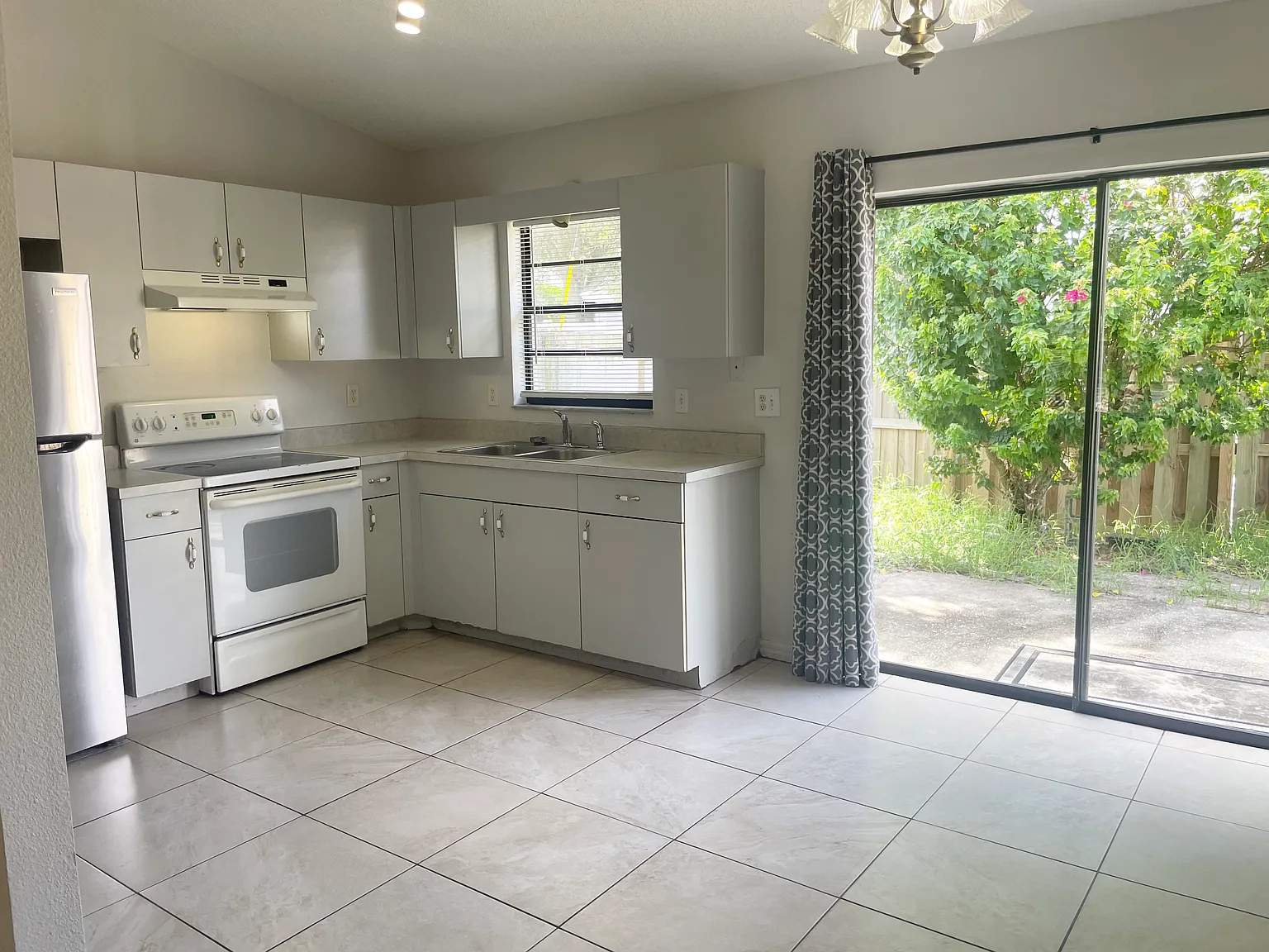 3 bed, 1077 sqft, $2,200 — Photo 4