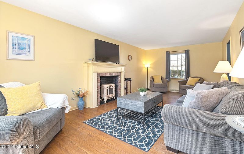 3rd image of 43 Dumbarton Drive