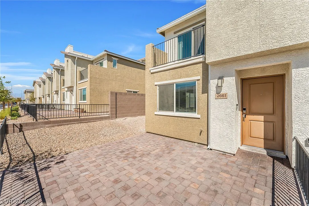 3 bed, 2.0 bath, 1373 sqft, $2,200 — Photo 3