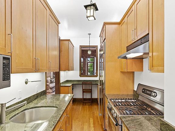 3rd image of 131 W 94th St
