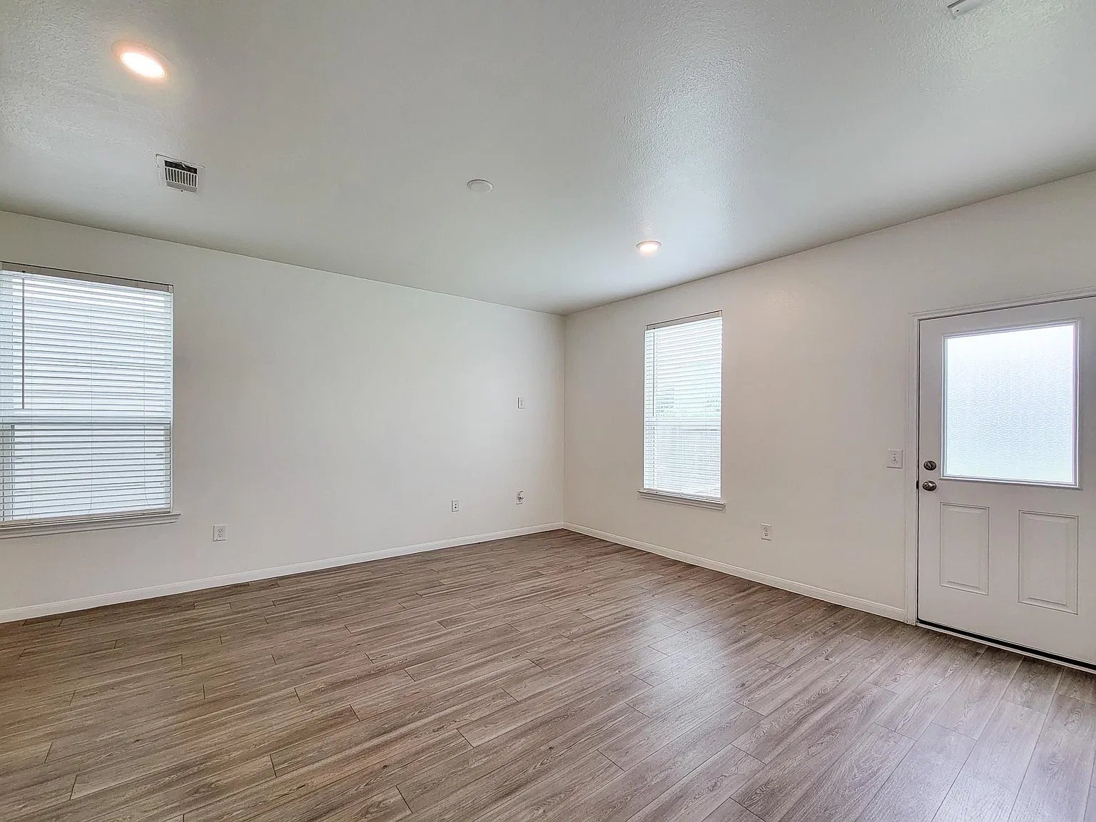 4 bed, 2.5 bath, 1698 sqft, $2,100 — Photo 4