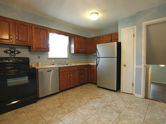 5th image of 1020 W Park Dr