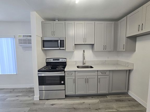 3rd image of 3706 Mentone Ave #9