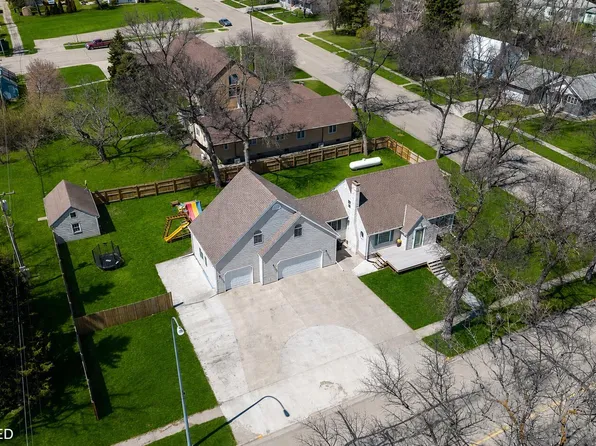 806 9th St NW, Cooperstown, ND 58425