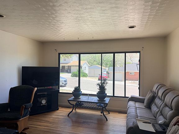 4th image of 433 Hillcrest Way