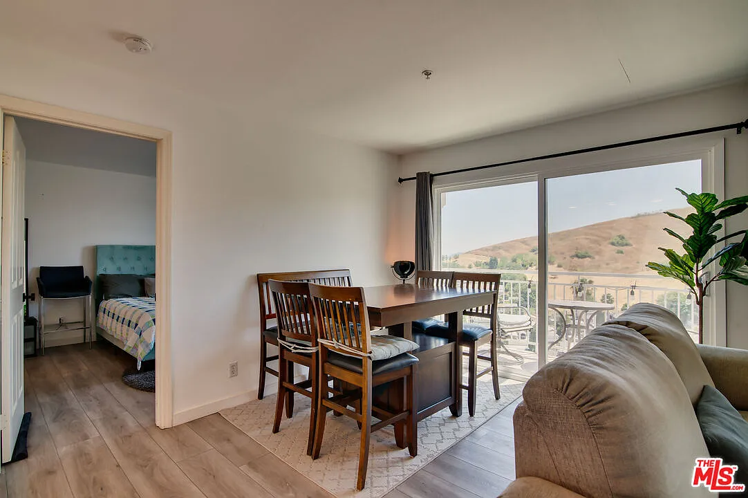2 bed, 2.0 bath, 1130 sqft, $3,450 — Photo 3