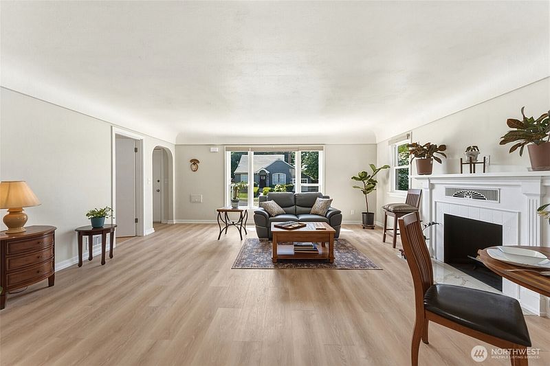 4th image of 709 Hobson Street