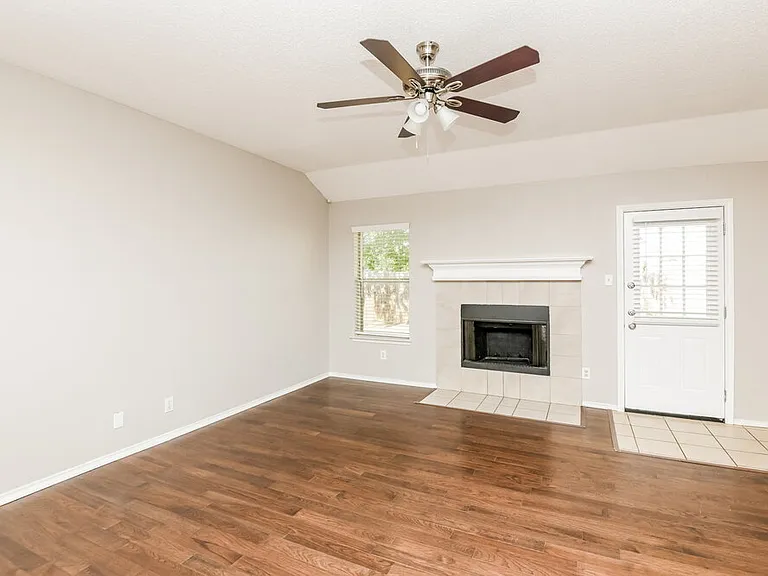 1706 Tonya May Ln — Photo 4