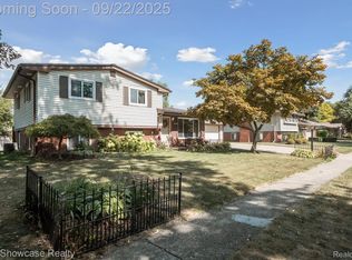 8700 Ringwood Dr, Commerce Township, MI 48382